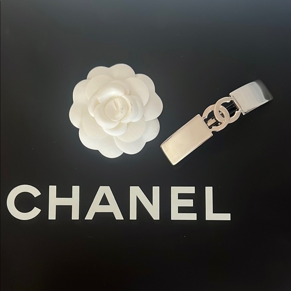 CHANEL Metallic Hair Clip in Silver - Picture 1 of 17